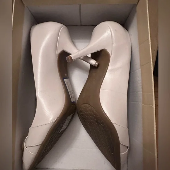 Michael Kors  Caroline Charm Pump in Vanilla color size 7 - Picture 4 of 5